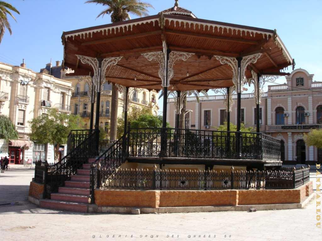ORANIE 10 2005 142 SIDI BEL ABBES PLACE CARNOT ET SON TRES BEAU KIOSQUE.JPG